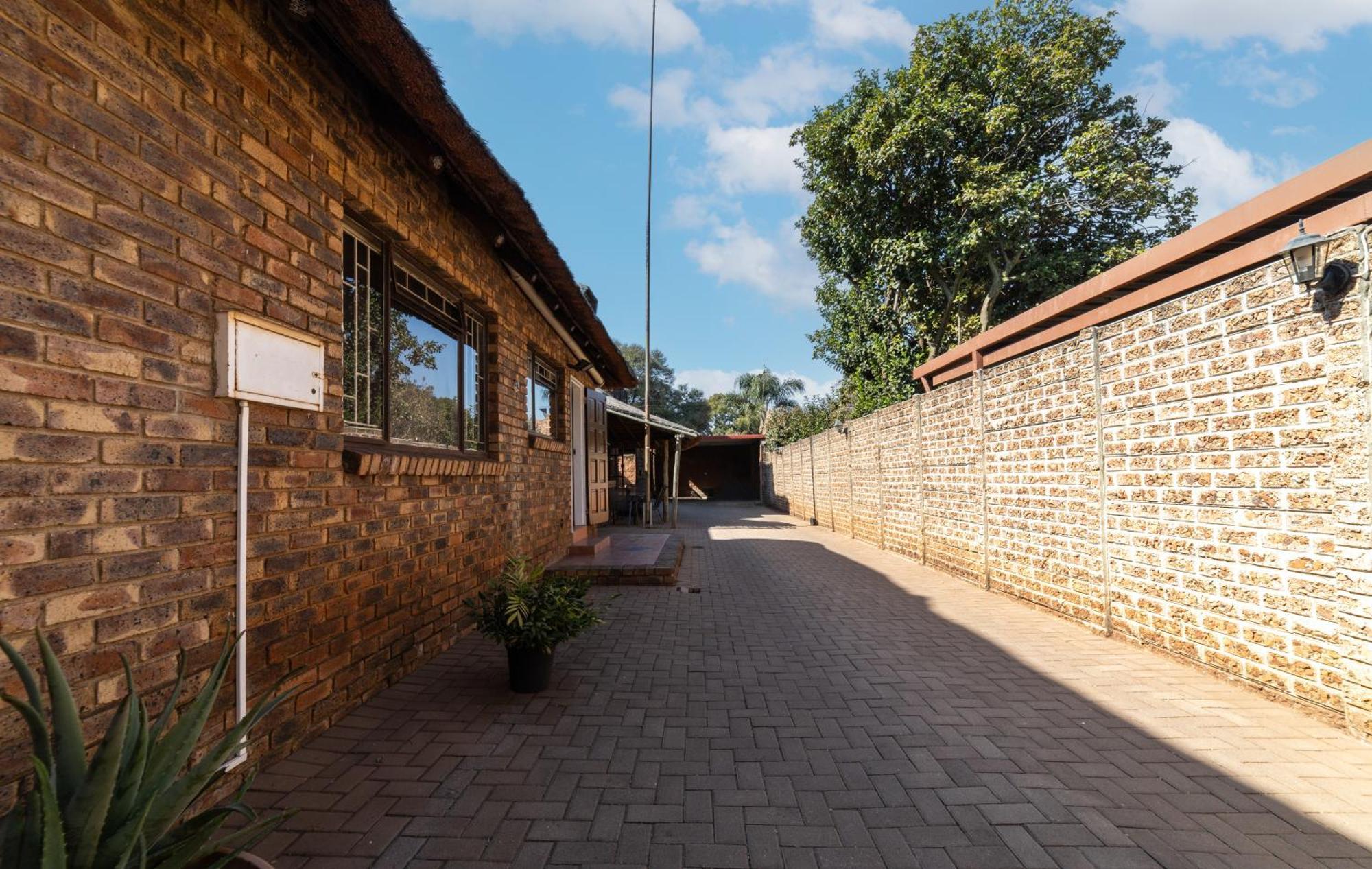 Thatch Haven Guesthouse Центурион Экстерьер фото